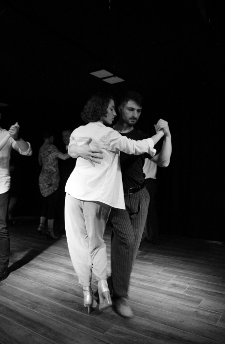 Eda Nur Eskikent partneriyle tango dansı yaparken